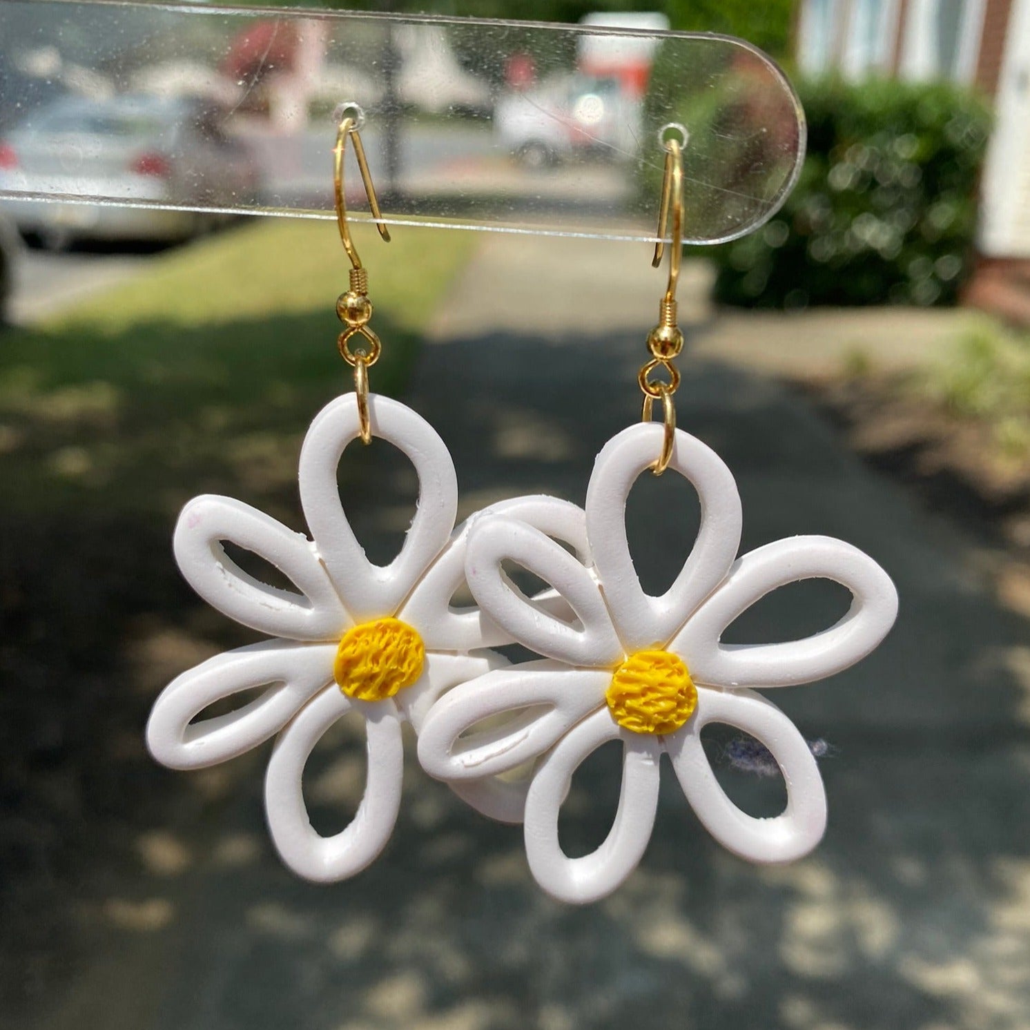 BAMOWEY Daisy Leather Earrings For Women - White Daisies Drop Dangle Earrings, Lightweight